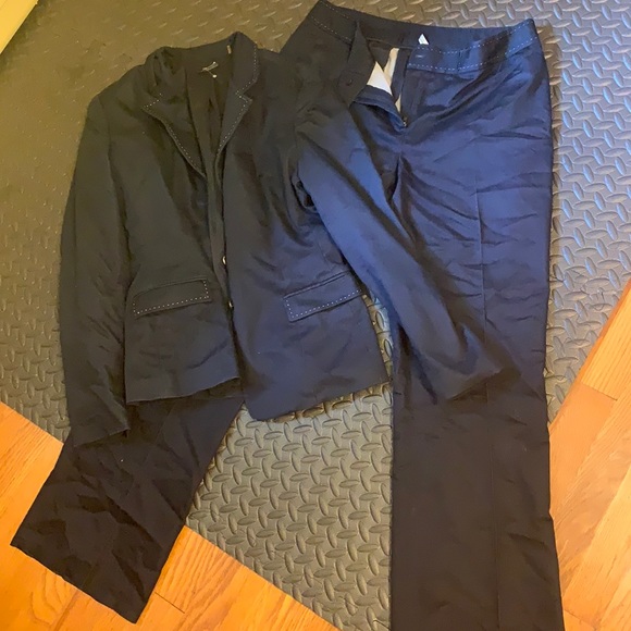 Navy Tahari two piece suit size 10 - Picture 1 of 1